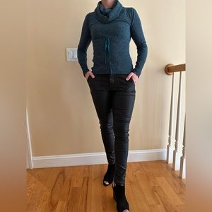 Blue wool sweater with speckled pattern and ribbon detail, like new, no rips